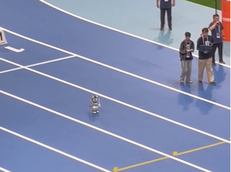 100m走に出ていたかなり小さいロボット、ゴールまで数分かかる