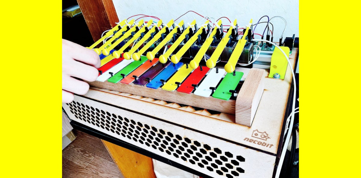 いわゆるピアノの白鍵しかないシンプルなおもちゃ鉄琴（goldon&amp;nbsp;GD11030）例によって元の形状を全く壊さずに自動演奏化。取り外せば買った時と同じ状態。