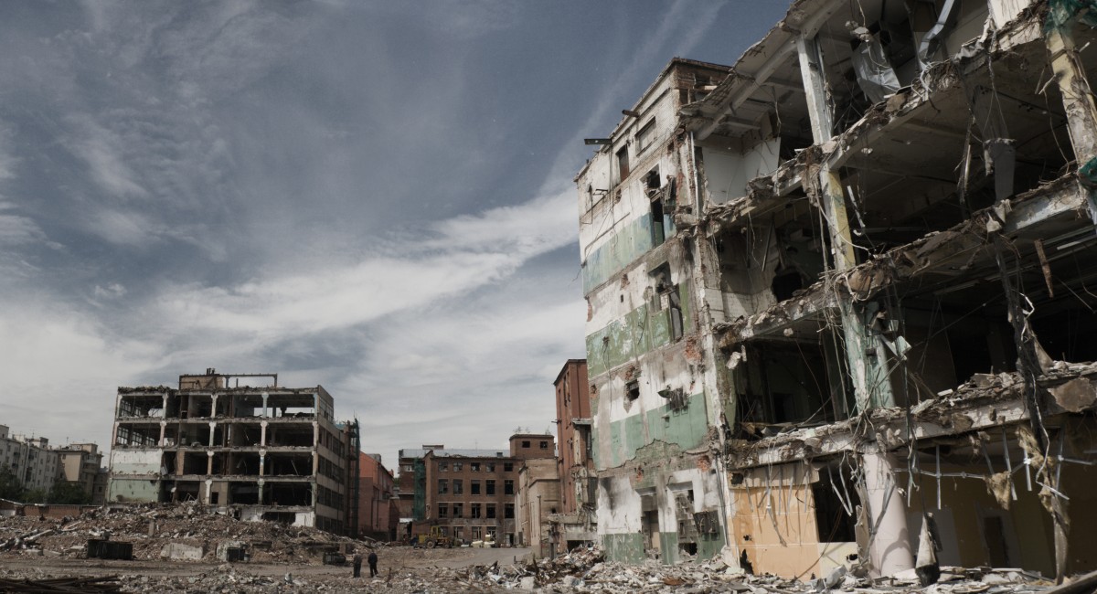 Adobe Stock-OlesiaRu氏「Fragments of partly demolished building」