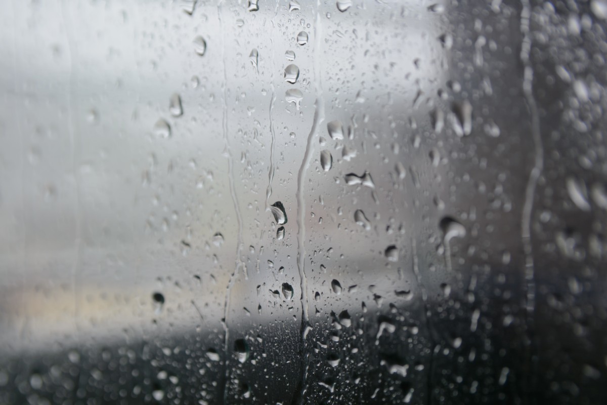 Adobe Stock kai.jp 窓ガラスに付いた雨粒