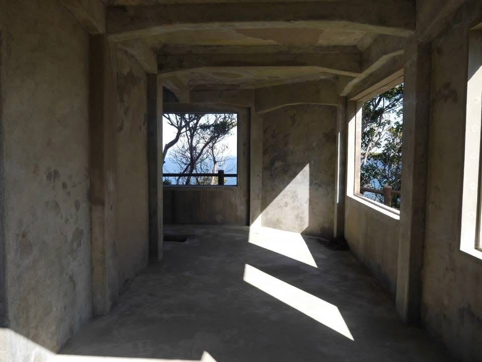 神島・監的哨の内部。形や大きさの異なる複数の窓=スクリーンを備えている。