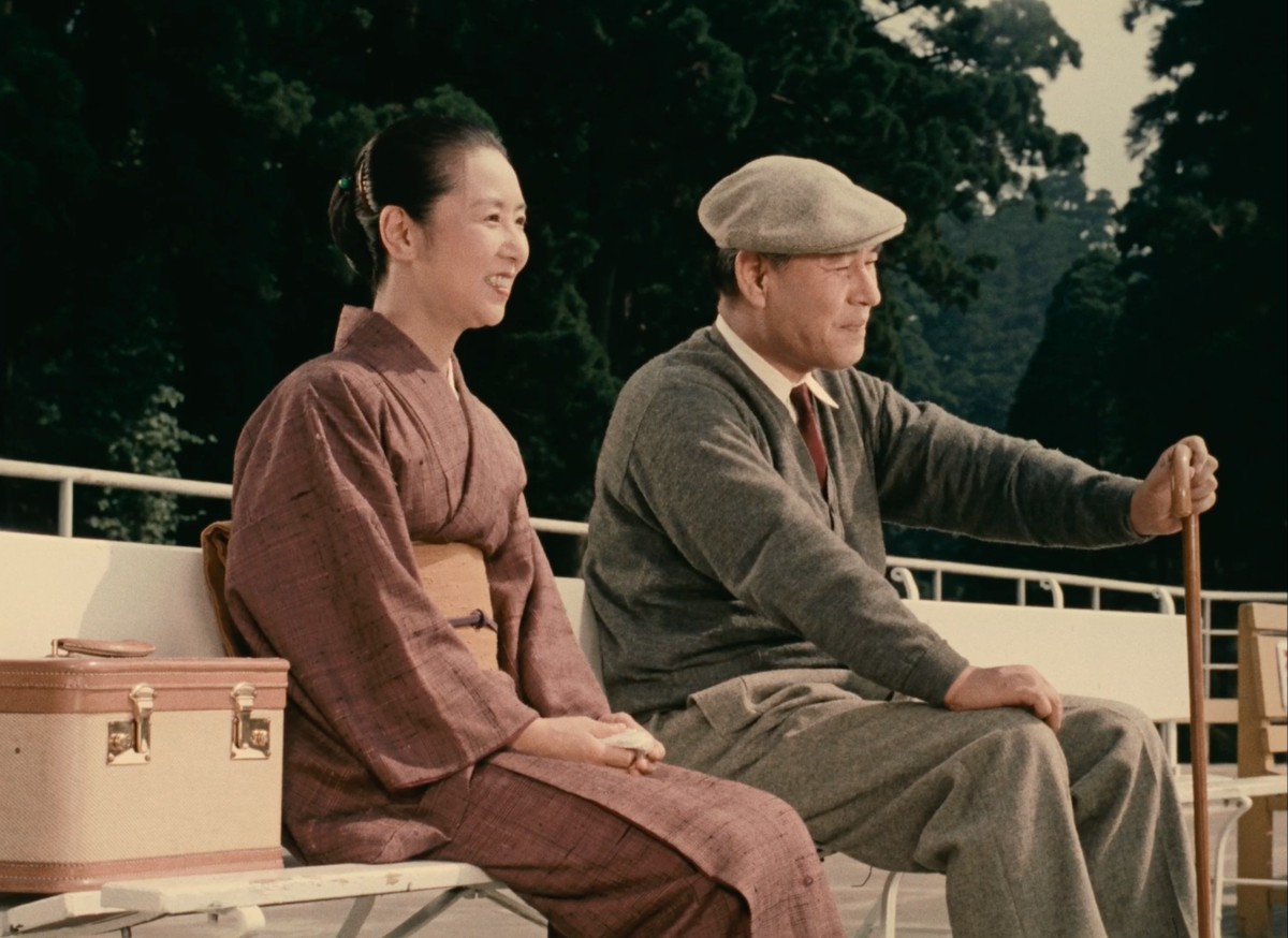 芦ノ湖畔で語らう夫婦（佐分利信、田中絹代）。『彼岸花』（小津安二郎監督、1958年）より。