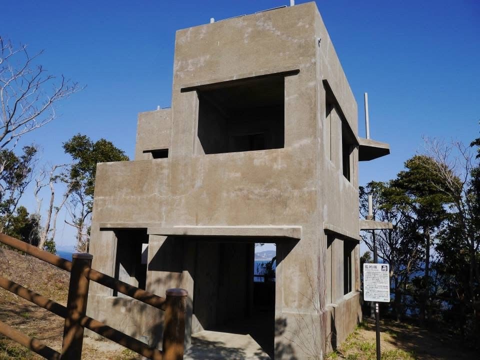 大学院生のときにリサーチのために訪れた神島の監的哨がひとつのモデルとなっている。三島由紀夫の『潮騒』の舞台として知られる。監的哨はクライマックスの場面が展開される場所である。同小説はこれまでに5回映画化されているが、すべての作品がロケ地にしている。