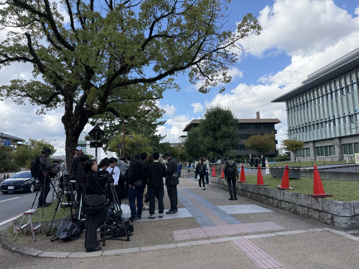 写真に鈴木エイトさんは映っていません