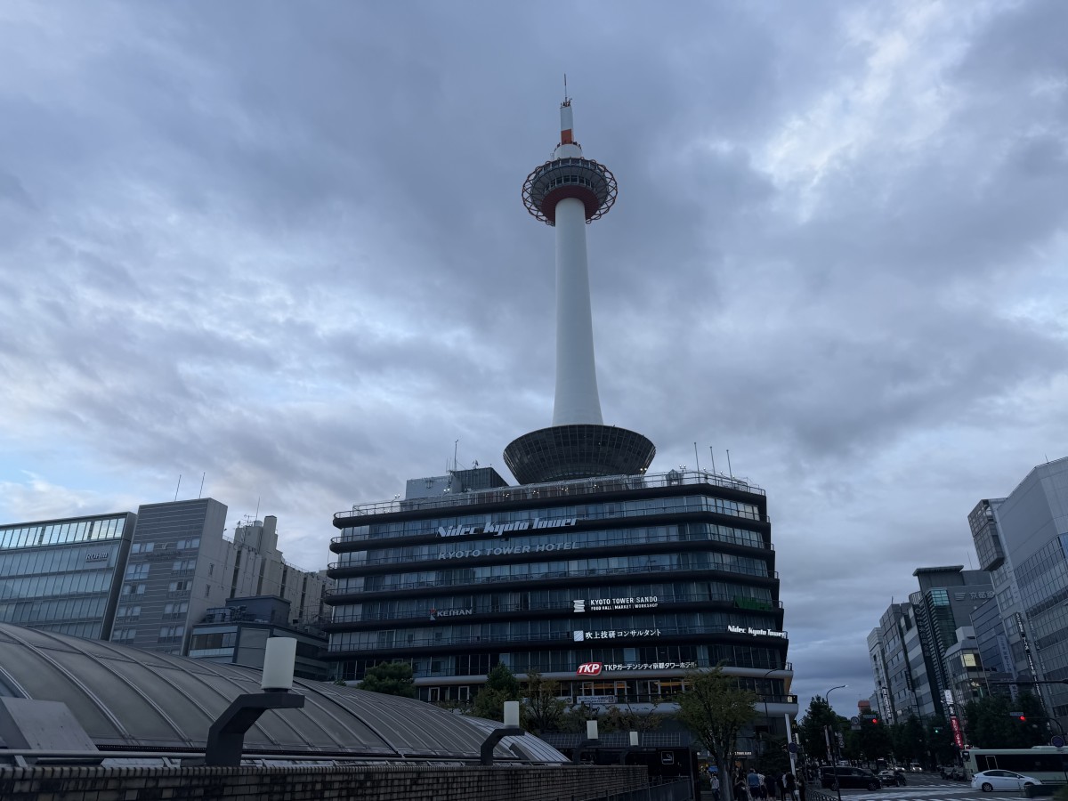 曇天の京都タワー