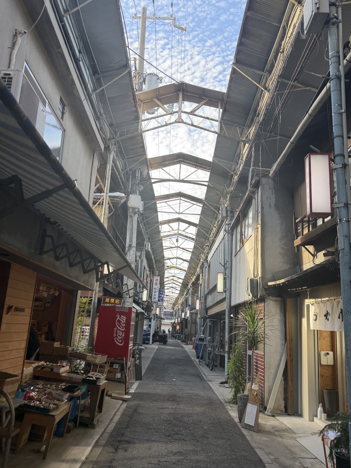 細い空が見える