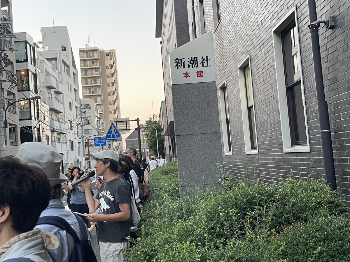 主催は「ヘイトスピーチと排外主義に加担しない出版関係者の会」代表で、本屋「よりまし堂」店主の岩下結さん（マイクを持っている方）