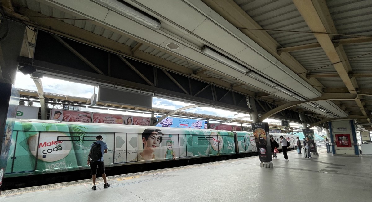 広告バーン！な電車。中からは外が見える仕様