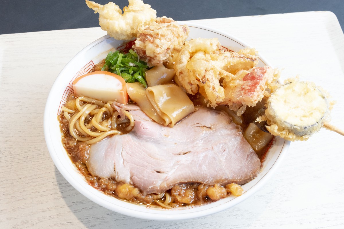 串天ラッキー840円～。つゆを白、赤、味噌からチョイスできる。写真は味噌