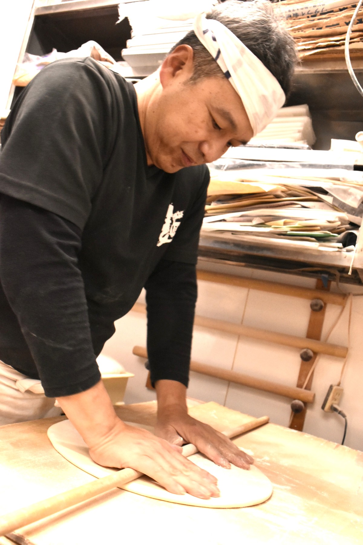 3代目店主の日比野宏紀さん。音楽関係の仕事を経て26歳の時に大正から続く家業を継承。父親の代では機械打ちの麺を使っていたが、名古屋の名人らに師事し、わずか4年できしめん技術コンテストで優勝した