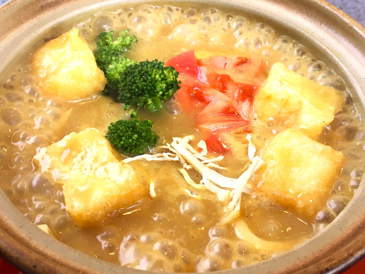 彩り野菜のカレー煮込み1000円。オリジナルのカレー粉の包容力ある味わいを堪能できる