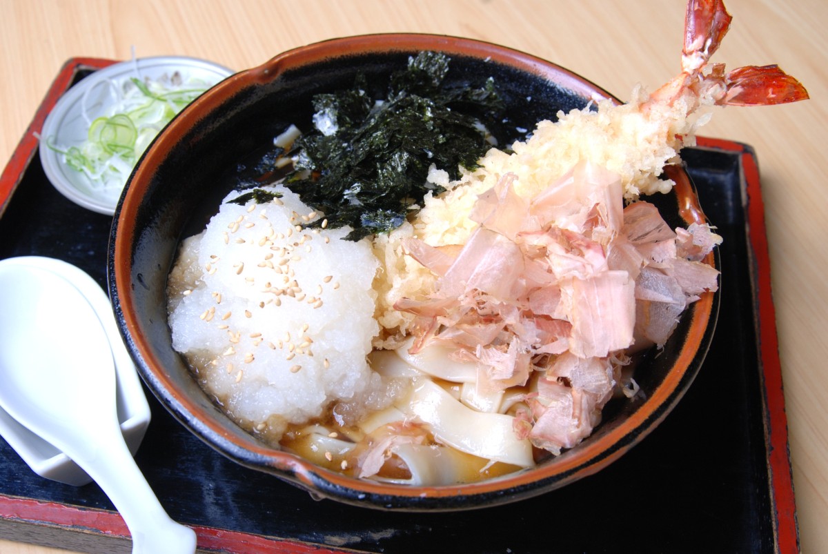 ジャンボな海老天がどどん！と乗った海老おろしも隠れ名古屋めしのひとつ。1450円