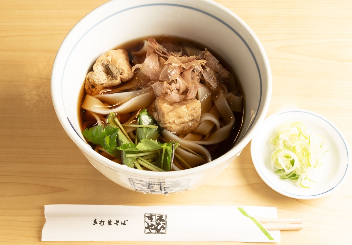 きしめんの具は油揚げ、三つ葉、かつおぶしといたってシンプル。そのため意識を麺に集中できる