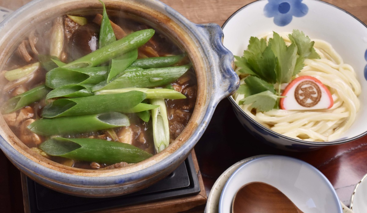 味噌煮込みうどんも1500円~で、ユニークなつけめんタイプなど時期によって様々なバリエーションがある