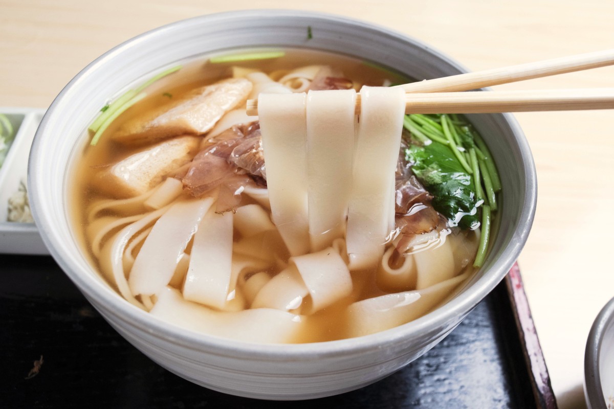 「かめ壽本店」のきしめん950円。麺は幅も厚みも見事に揃っている