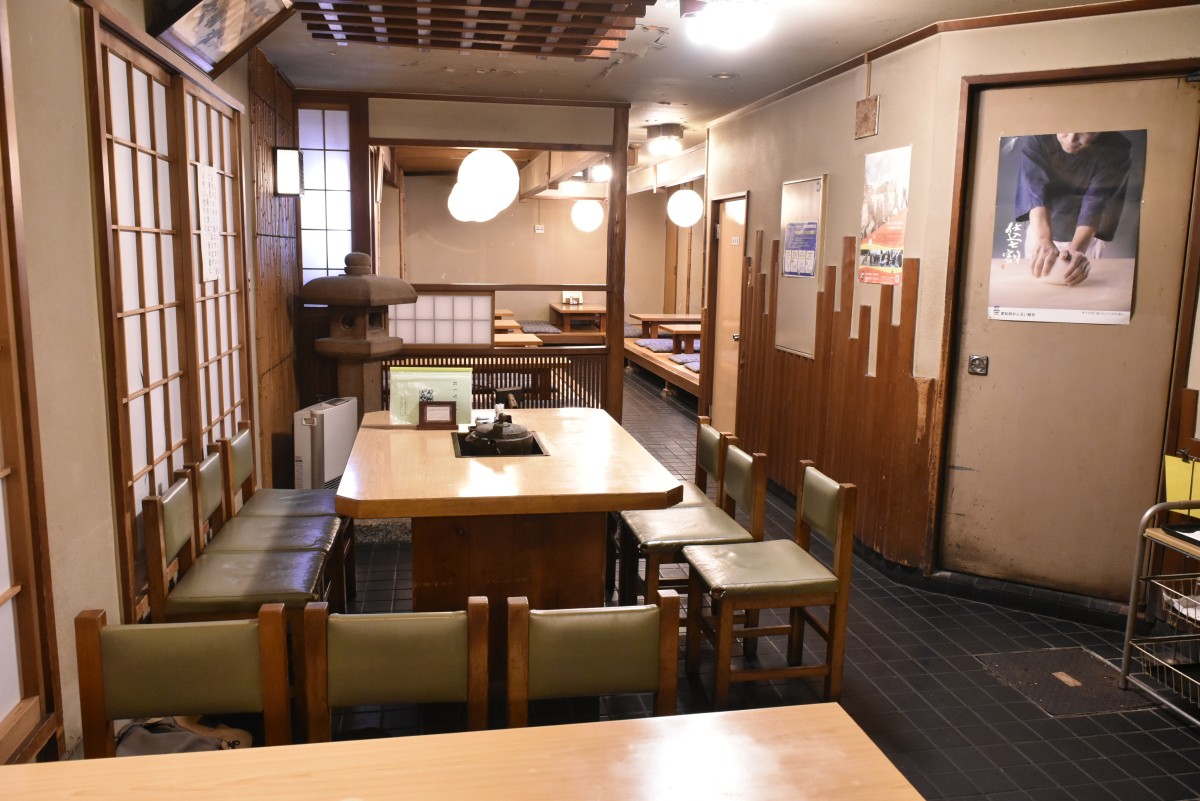 奥へと細長い店内。座敷席や2階を含めて全100席の大型店で大人数でも利用しやすい