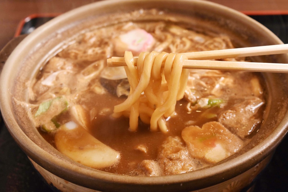 押しも押されもせぬ看板メニューのみそ煮込うどんは1050円～。味噌煮込み＝太くて固い麺、というイメージがあるが、ここでは一般的なうどんよりも細い麺が特徴