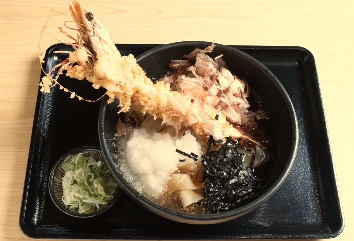 冷たい麺に大ぶりの海老天、たっぷりの大根おろしをトッピングしたえびおろしは「えびすや」名物。1600円