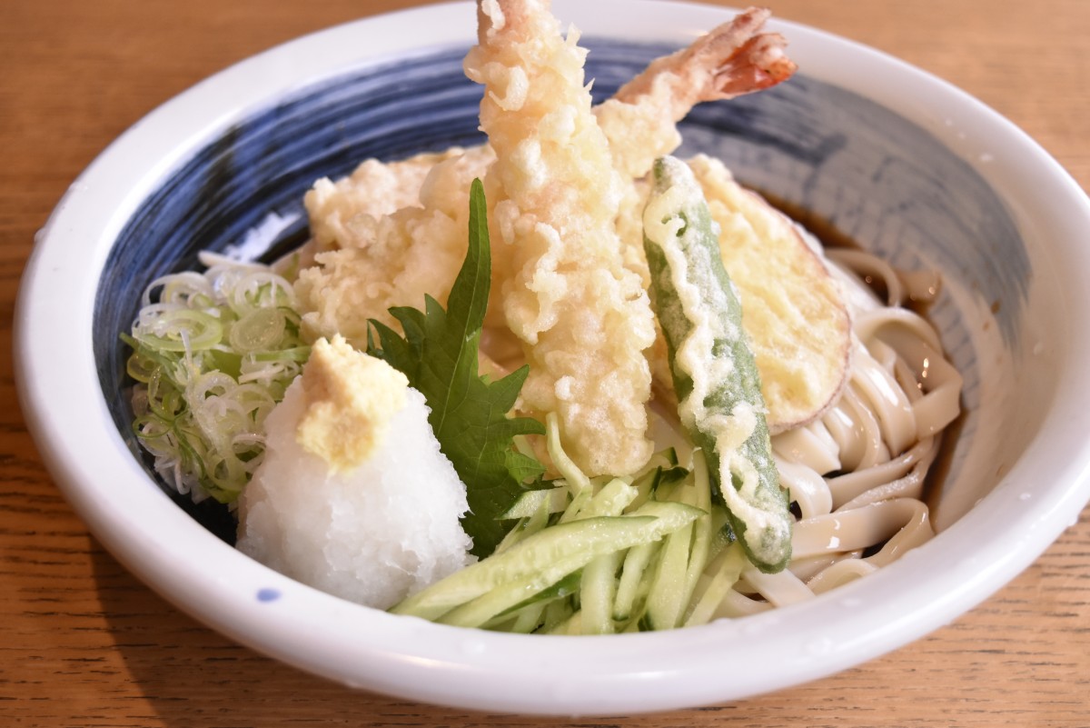 「ひらのや」(名古屋市東区)のえびおろしきしめん。きしころはトッピングなどの自由度も高く、広く知られている花かつおが踊っている温かいきしめんとはまったく異なる味わい、食感、ボリューム感を楽しむことができる
