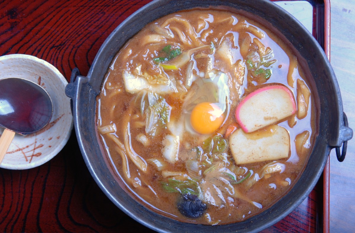 味噌煮込みうどんはこってり感をやや控えてあり親しみやすい。1200円
