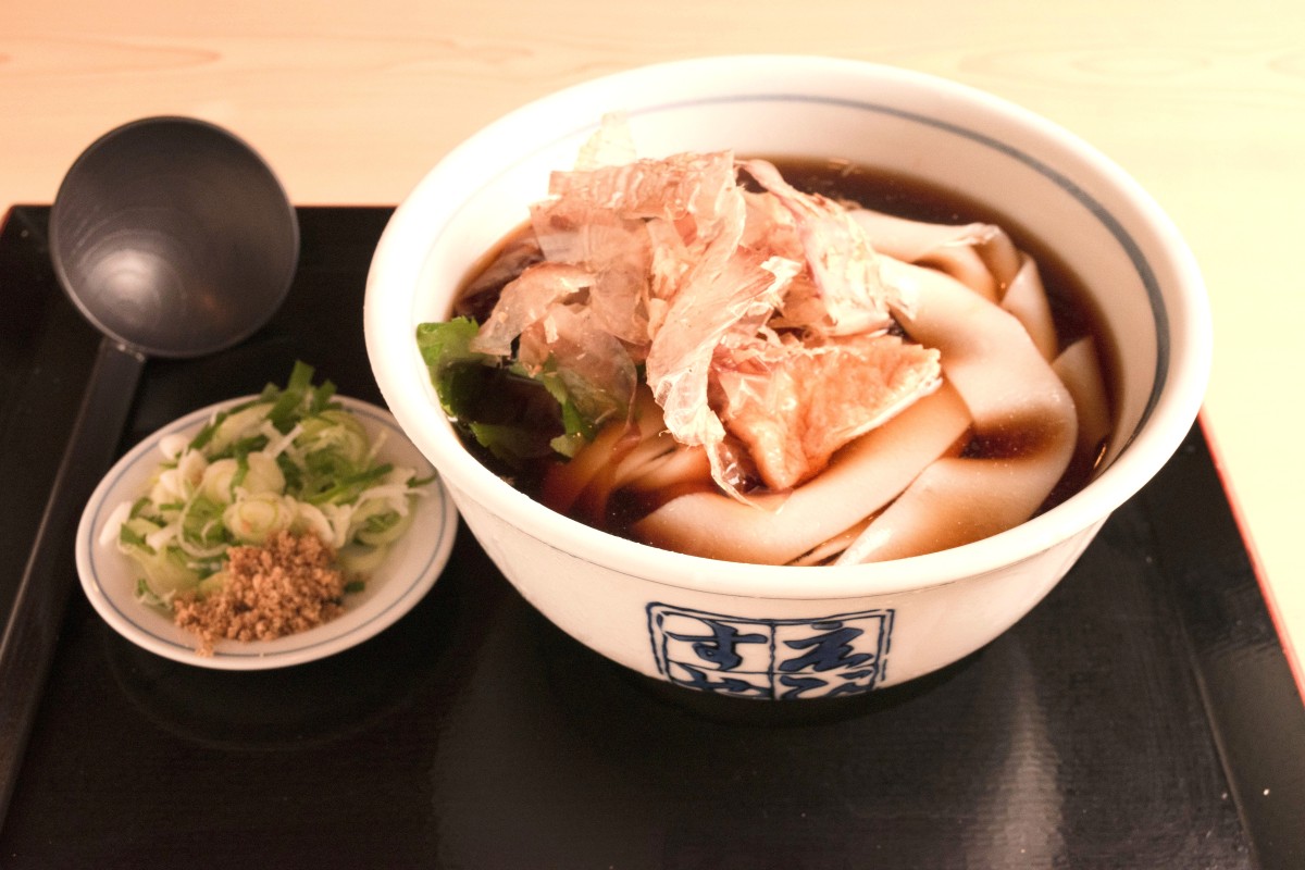 シンプルなきしめんが最も麺の食感の魅力を堪能できる。800円(きしころ850円)