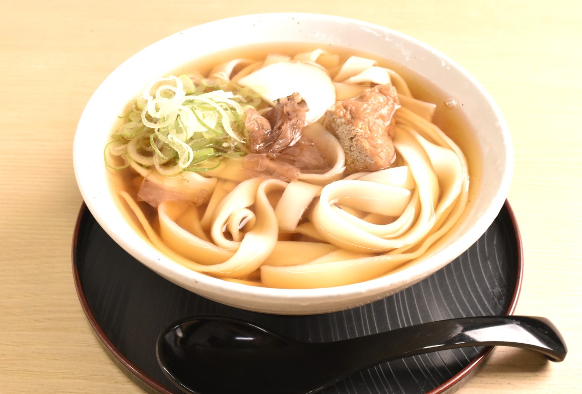 きしめん700円。名古屋のうどん屋では珍しい、溜り醤油ではなく薄口醤油ベースのつゆ。透明感があって白い麺が映える