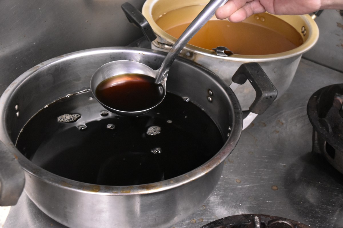 溜まり醤油ベースのつゆと、ムロアジから取ったダシを合わせる