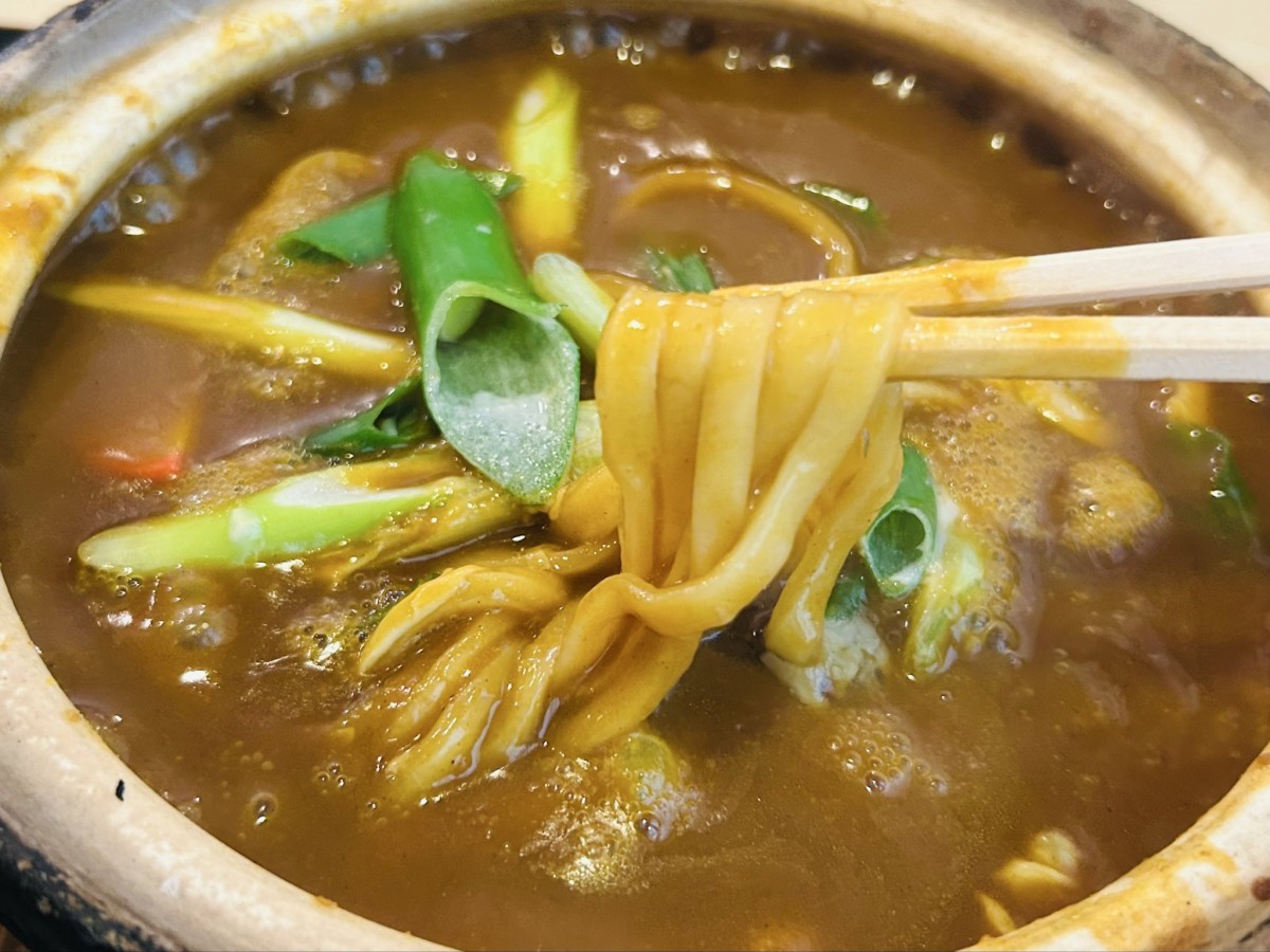 きしめんは幅広だが、煮込み麺は細め。写真はカレー煮込みうどん