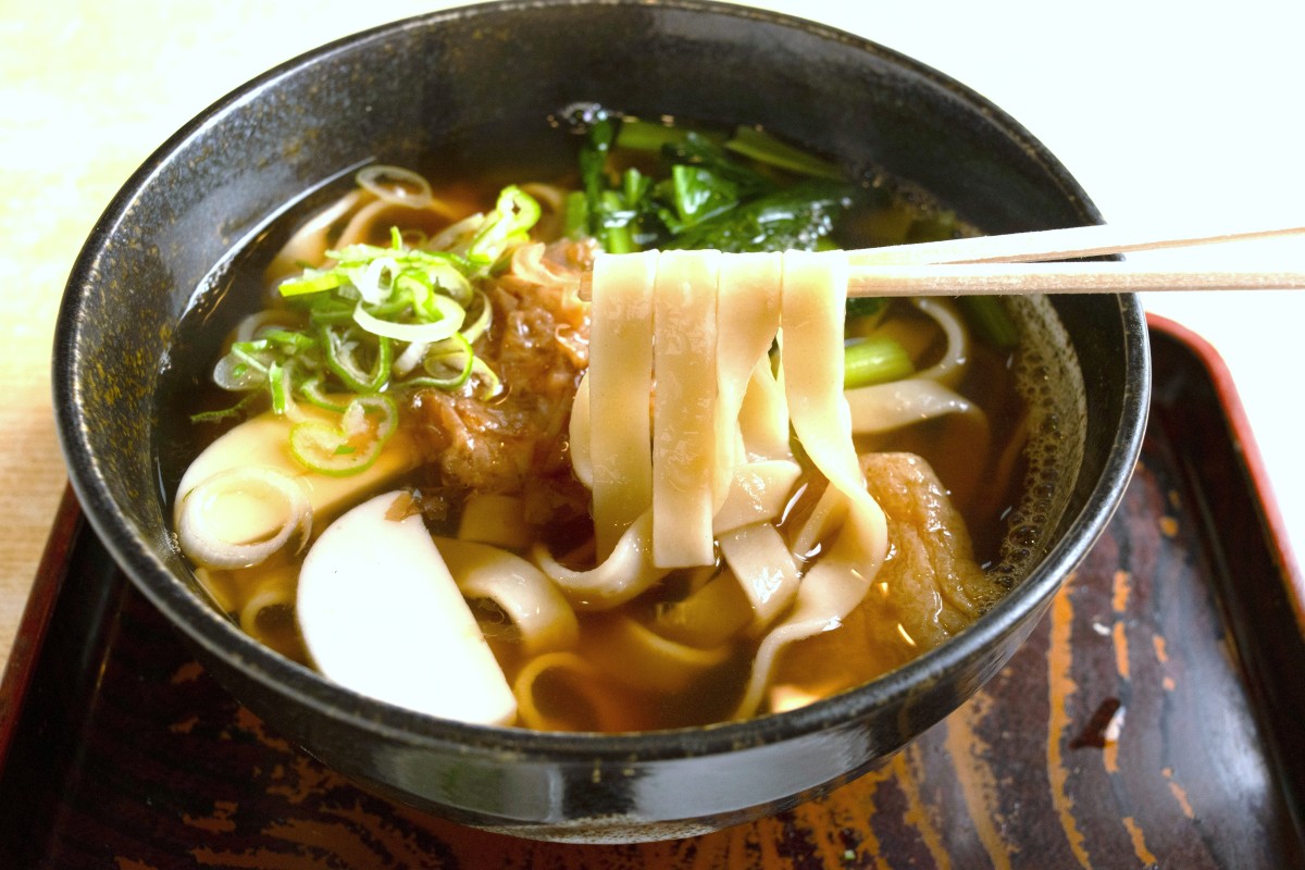 ノーマルなかけきしめんは、麺の幅も太きしめんと比べて狭い。一杯500円の価格も今ドキ珍しい庶民派価格