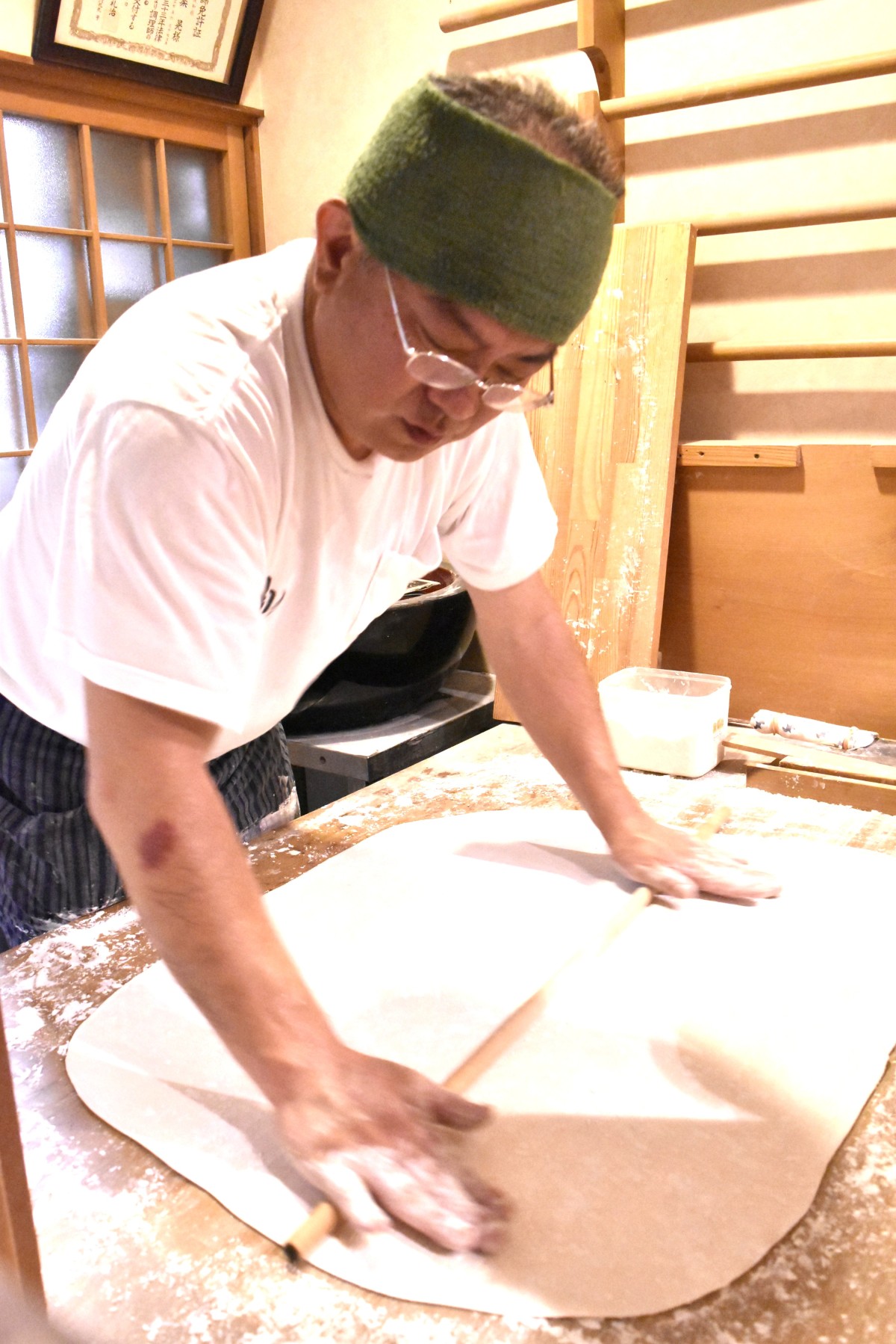 店主の都築晃さんは1972年生まれ。うどん屋一家に生まれ育ち、26才で独立して「きさん」を構えた