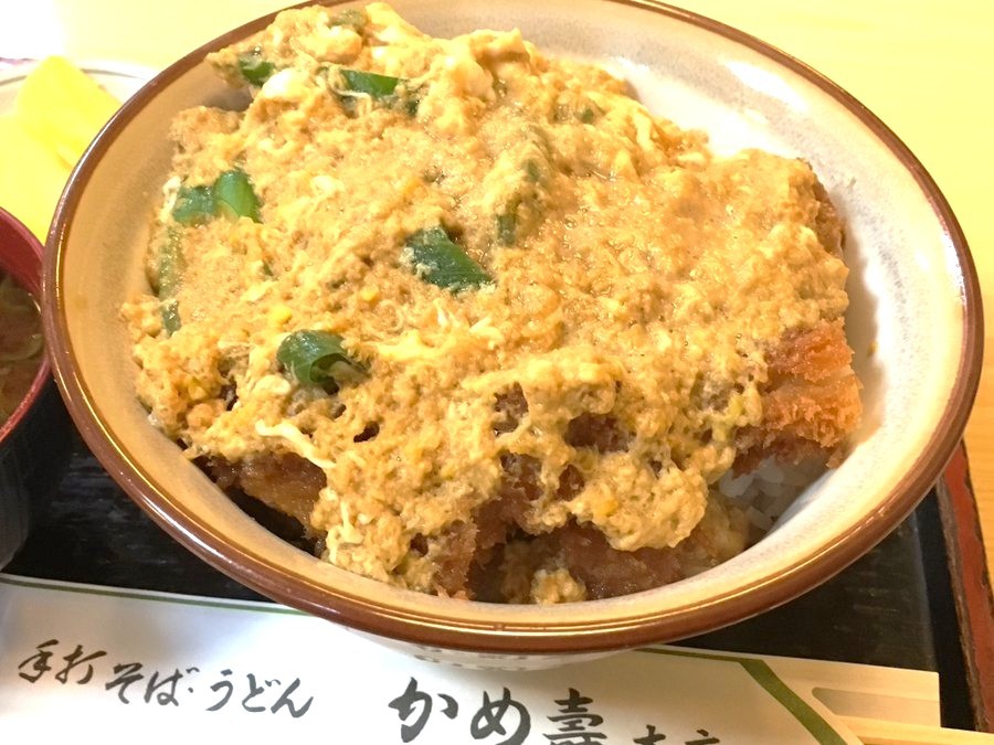 玉子をカツの上からかける通称“かけカツ丼”。1200円