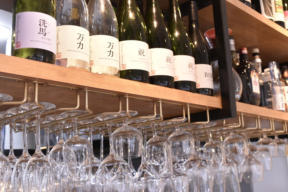 日本酒やワインなど酒も豊富に取り揃える。夜はおまかせコースで酒ときしめんの意外なペアリングも楽しめる