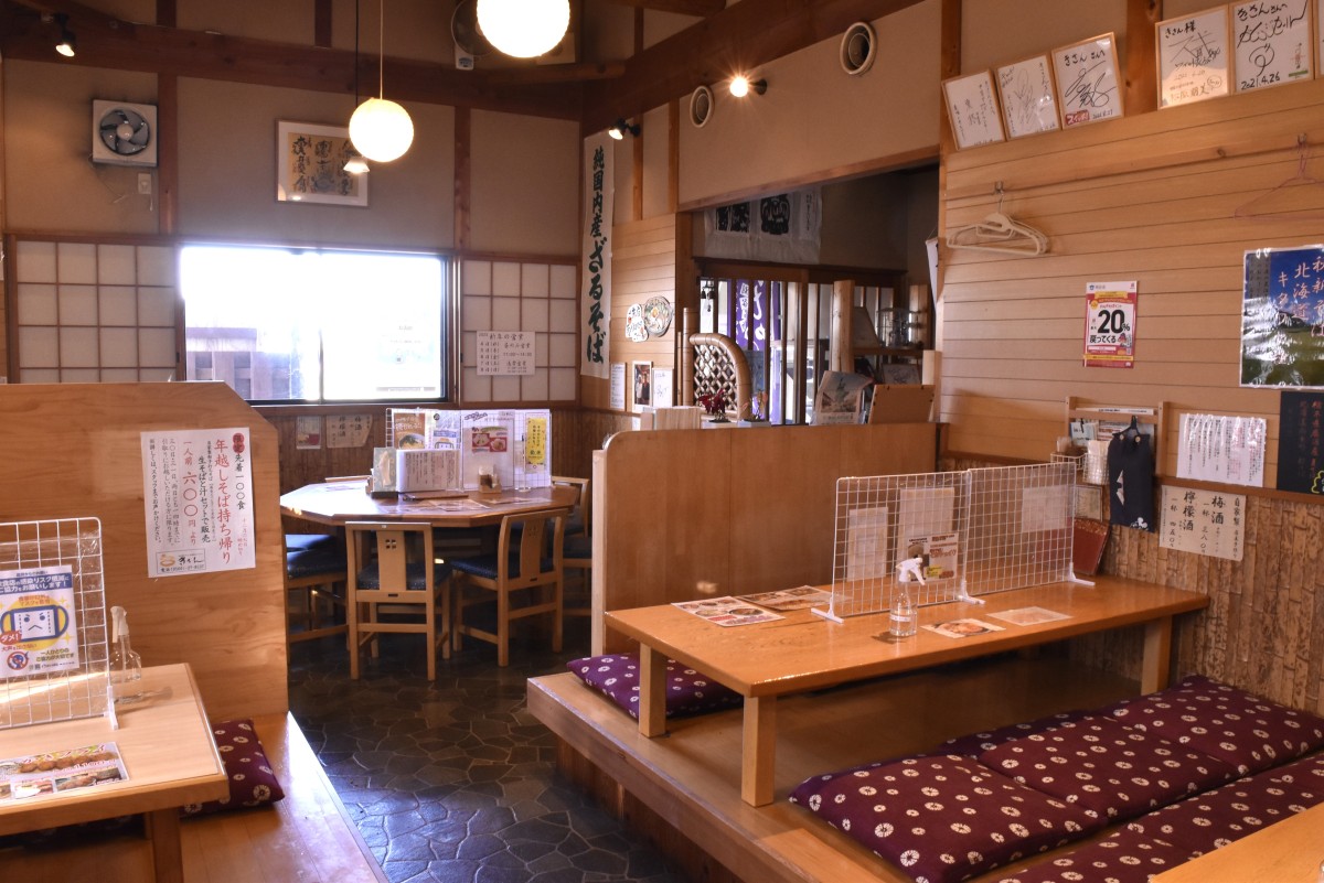 テーブル、小上がり、座敷が揃う店内。自家菜園で野菜も育てていて、メニューに使用している他、店内で販売も