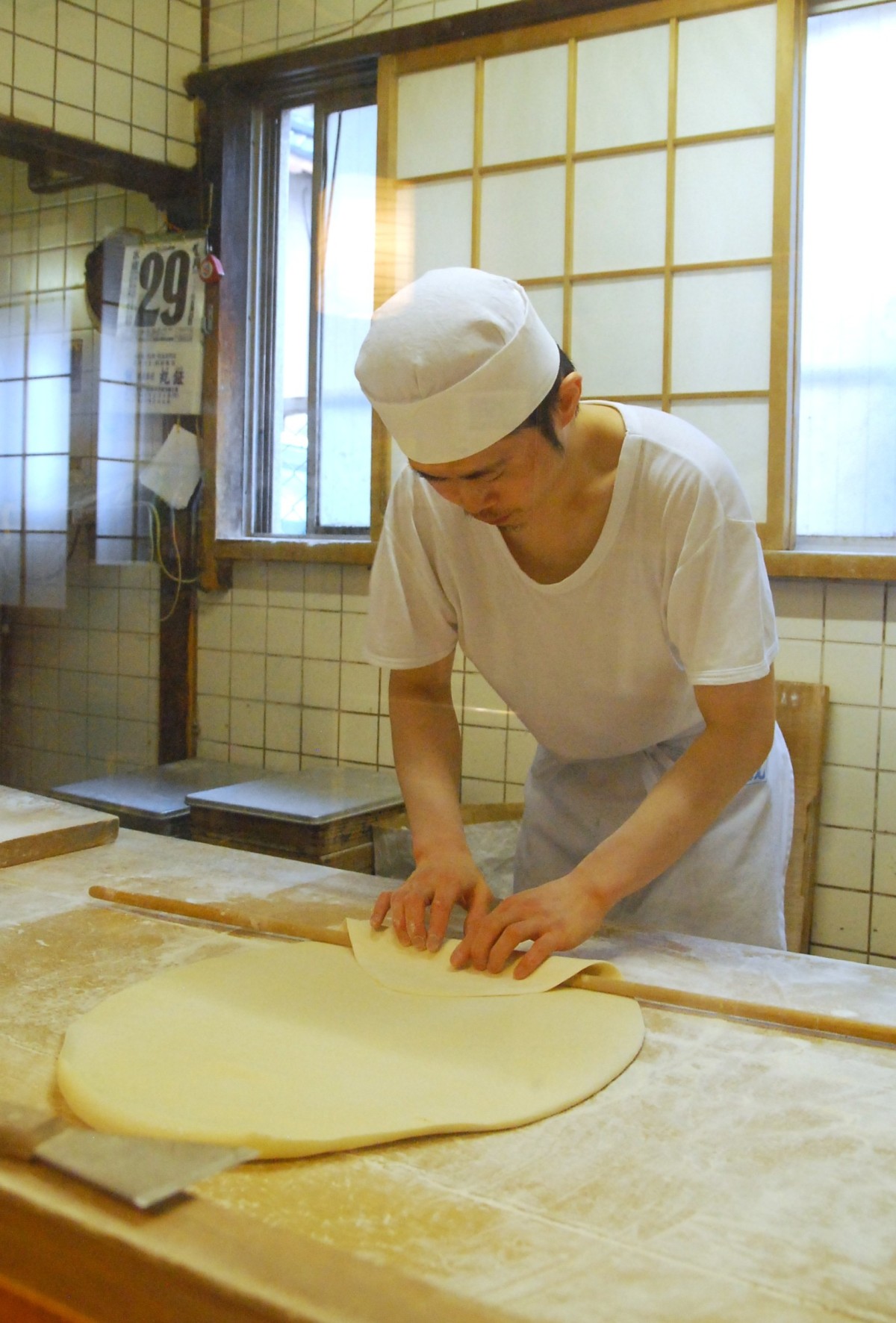 店内を入ると目に飛び込む麺打ち場。生地にしっかり力を伝えて延ばすために非常に細い綿棒を使うのもきしめんの特徴