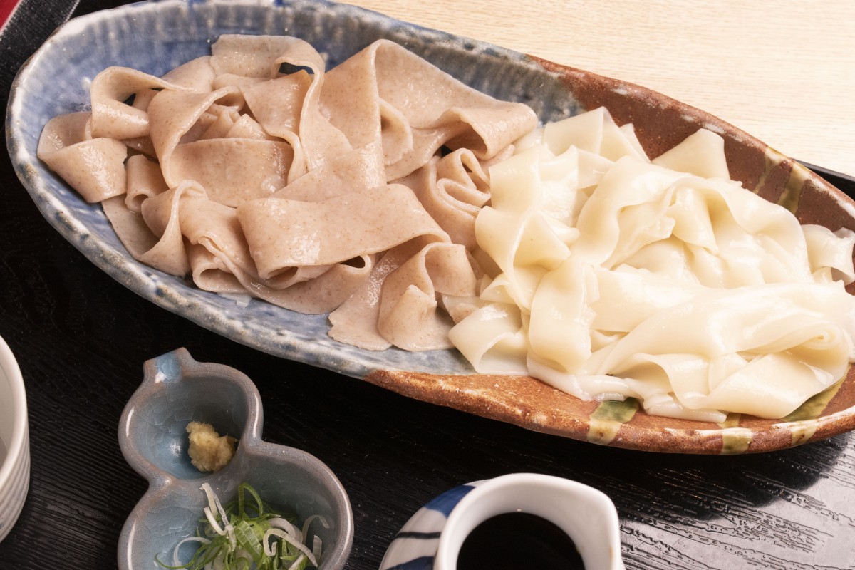 いもかわうどん＋きしめんの今昔食べ比べ1300円。夏の「きしころスタンプラリー」用メニューだが、グループで予約すればその他の季節でも食べられる