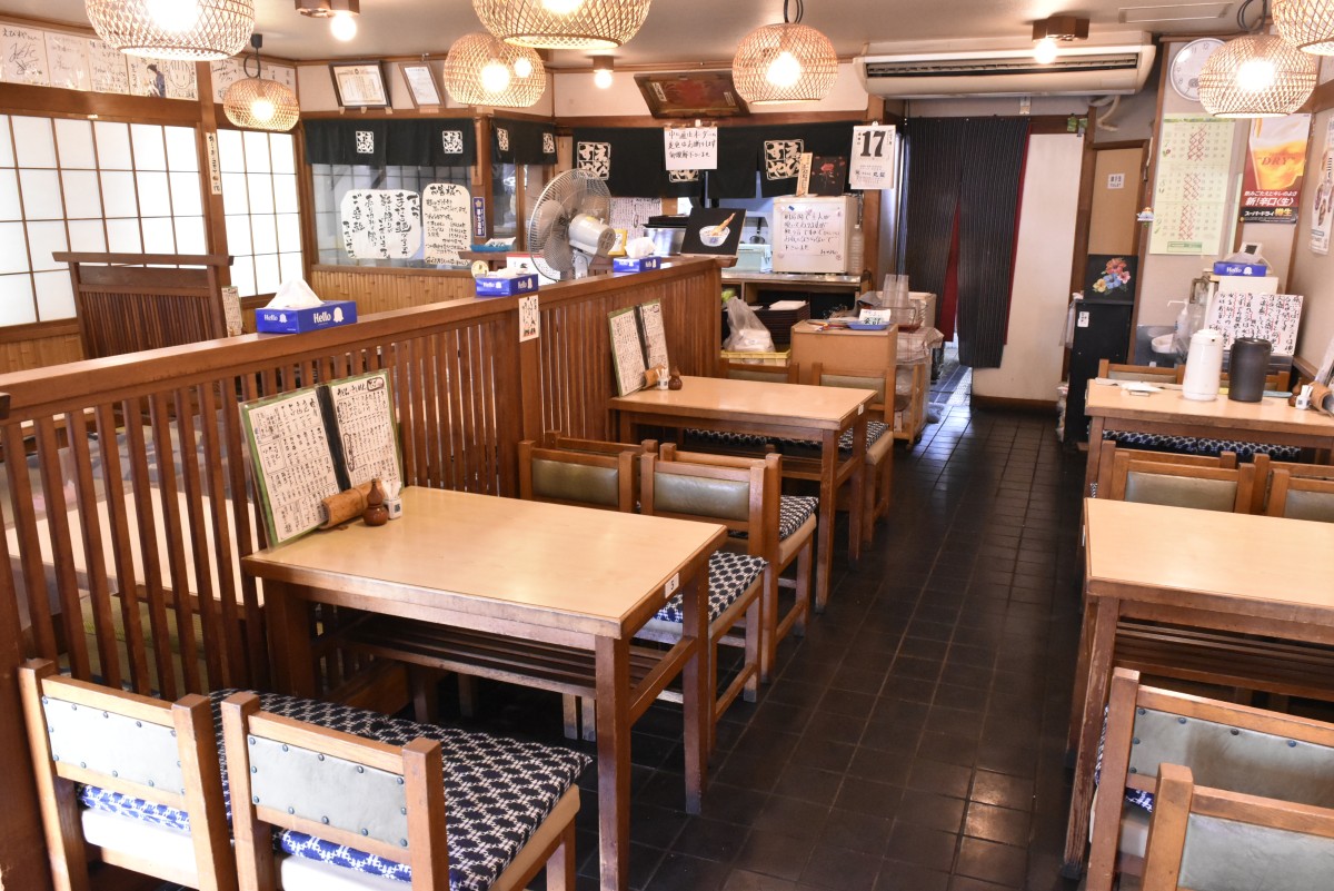 テーブルと小上がりがあり庶民的な雰囲気の昔ながらの麺類食堂