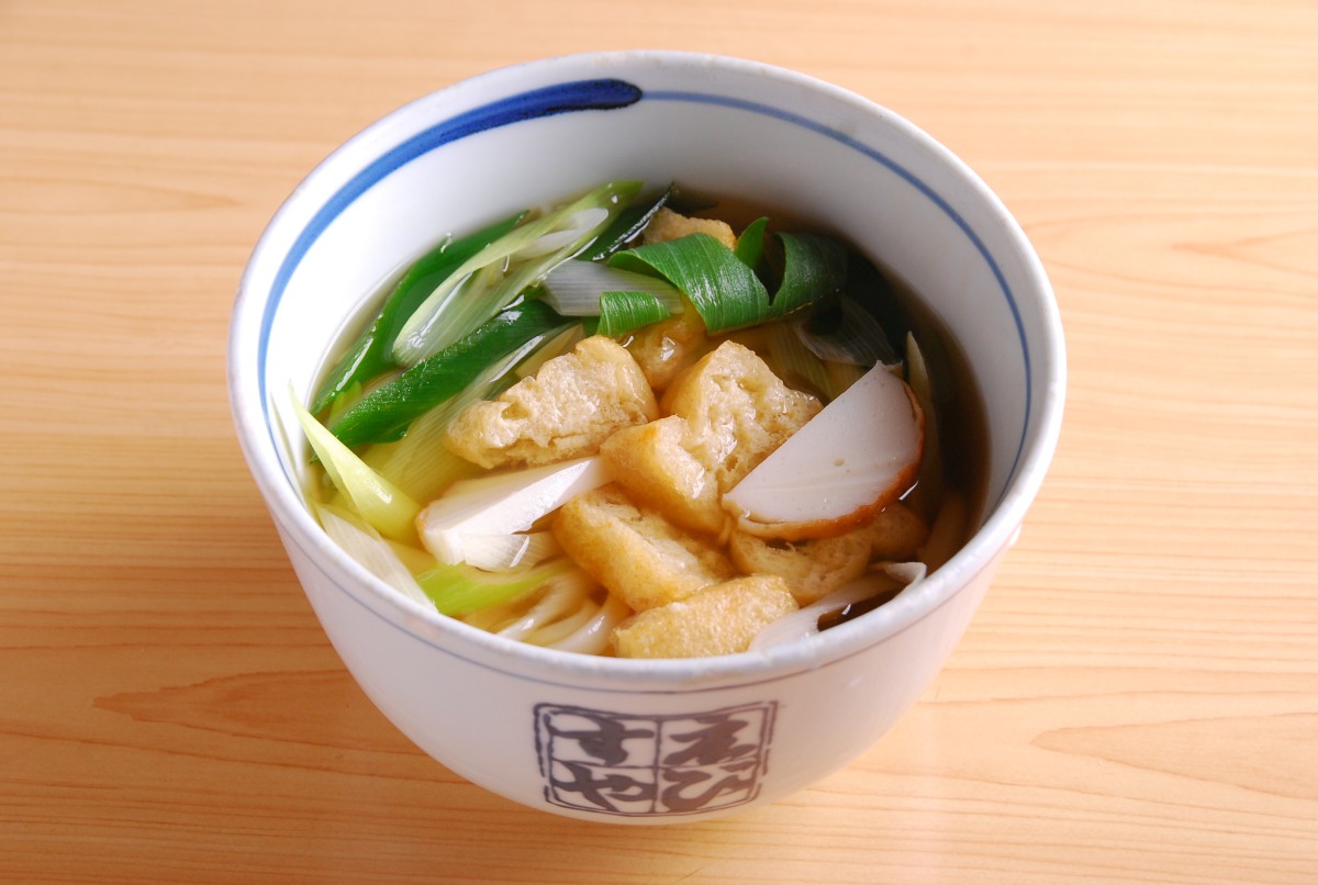 しのだも名古屋独特の麺メニュー。具はかまぼこ、油揚げ、ネギで、白醤油ベースの白つゆを使うのも特徴。1000円