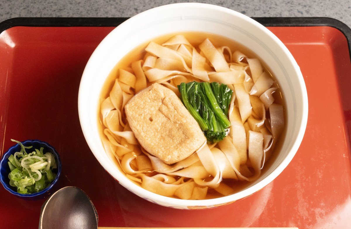 きしめん650円。具はほうれん草、油揚げ、ネギとシンプルで、その分、麺とつゆの魅力をじっくり味わえる