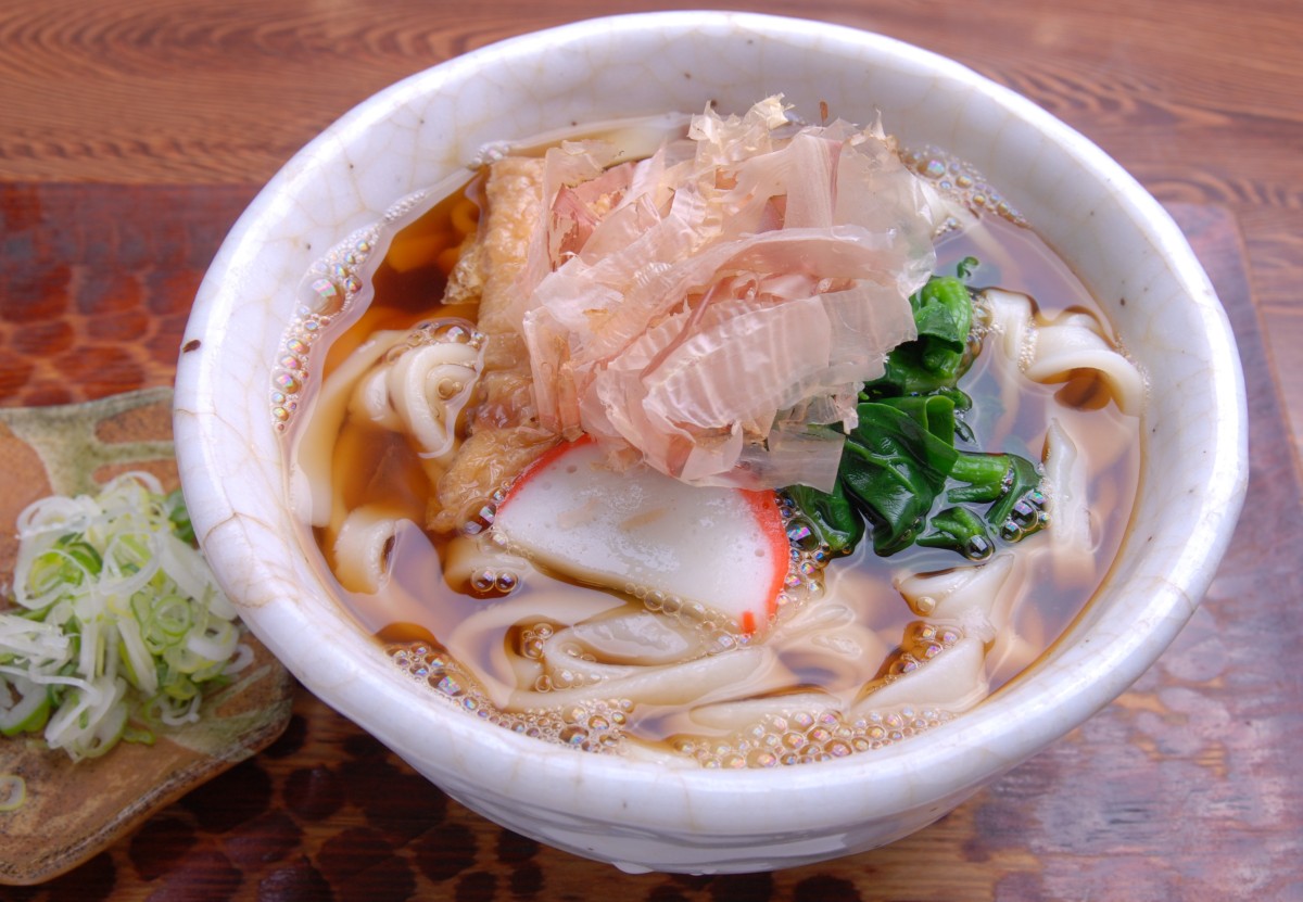 うどんより麺の幅が広くて薄いのがきしめんの一番の特徴。具はふちの赤い名古屋かまぼこ、油揚げ、ほうれん草、花かつおが王道。写真は「川井屋本店」（名古屋市東区）　写真撮影／筆者