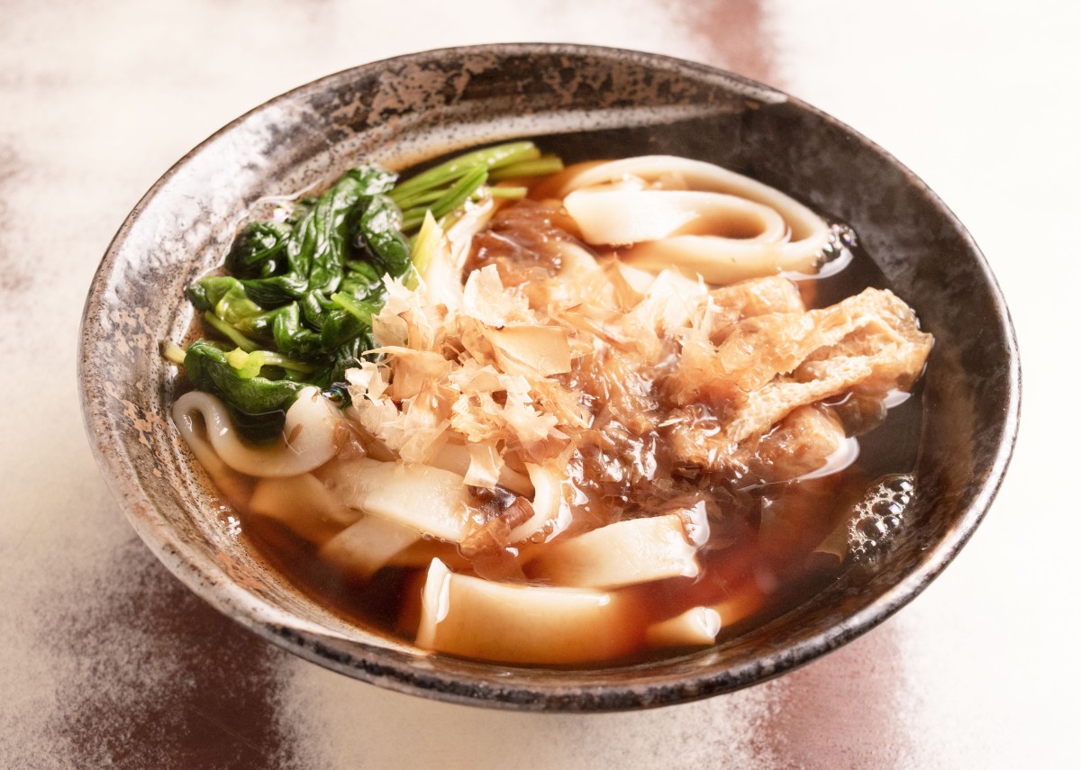 きしめん700円。厚みがあって食べ応えがあるのも職人の町で愛されてきた所以