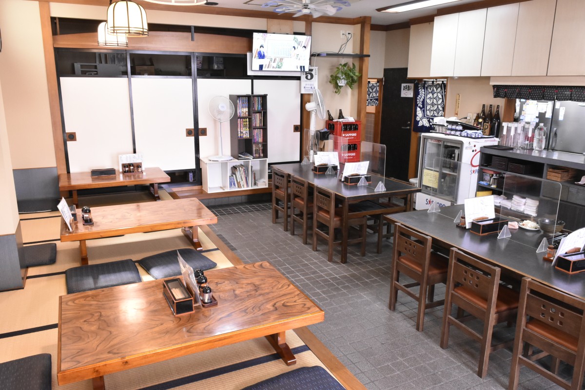小上がりとテーブル席で構成される店内も古きよき麺類食堂の趣