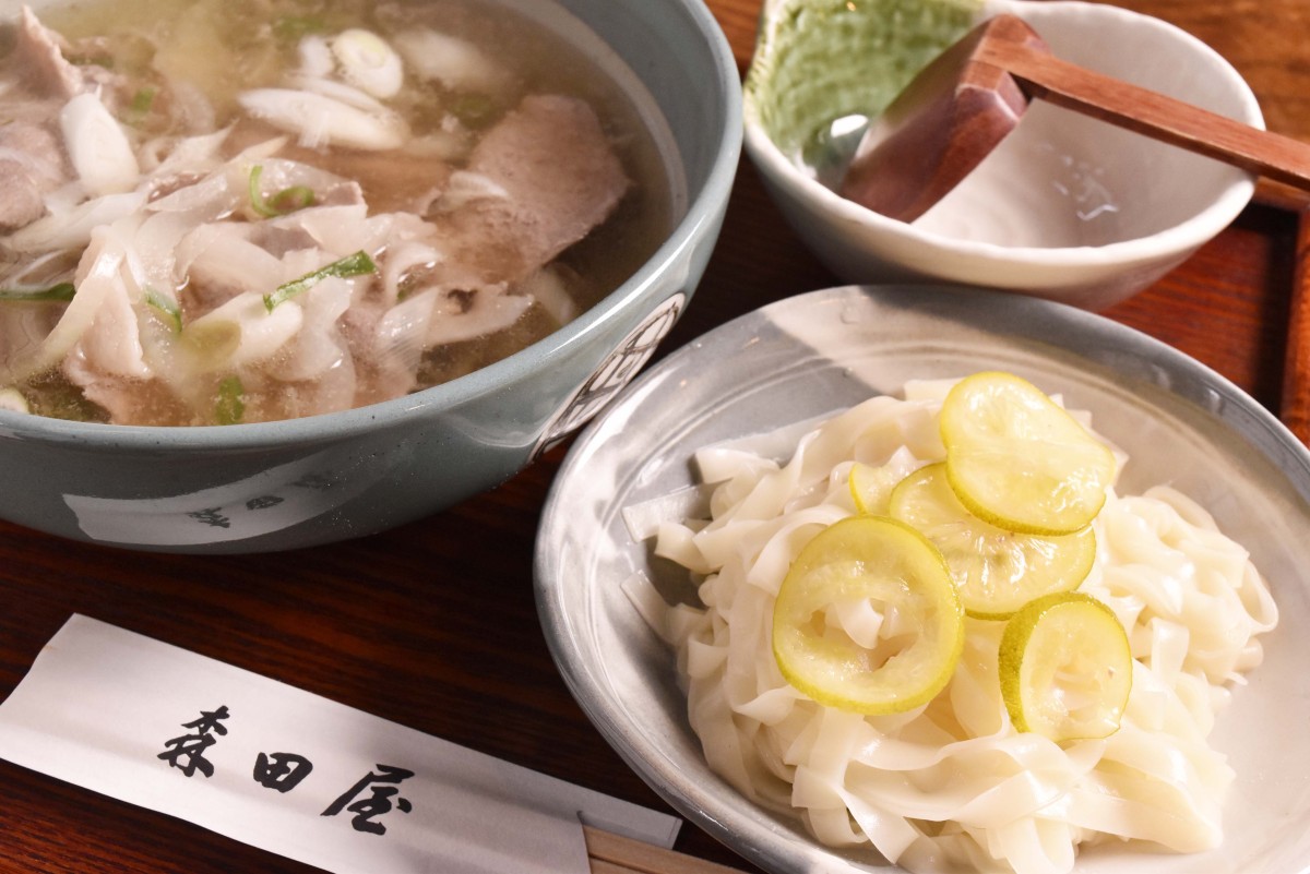 冷たいきしめんを温かいつゆにつけて食べる「幅六きしめん温がえし」。白つゆは1200円