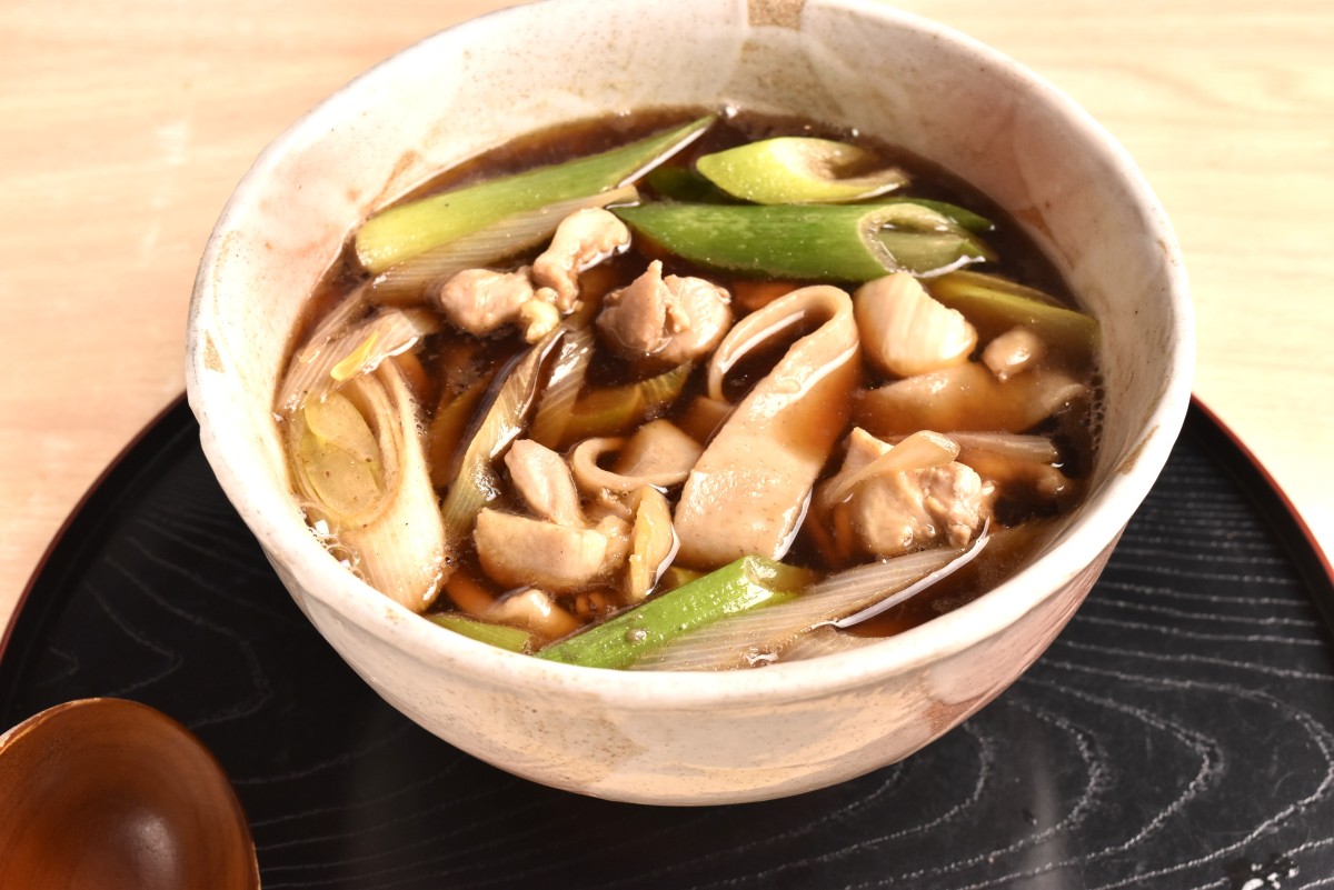 いもかわうどんのきじめん1500円。きしめんの名前の由来にちなんでのメニュー名だが、現在は県内産鶏肉を使用