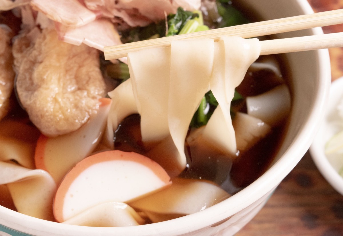 透き通るような美しい麺。粉はうどん粉専門の製粉メーカー・金トビ志賀（愛知県蒲郡市）の最もスタンダードなブランド、カモメを使用