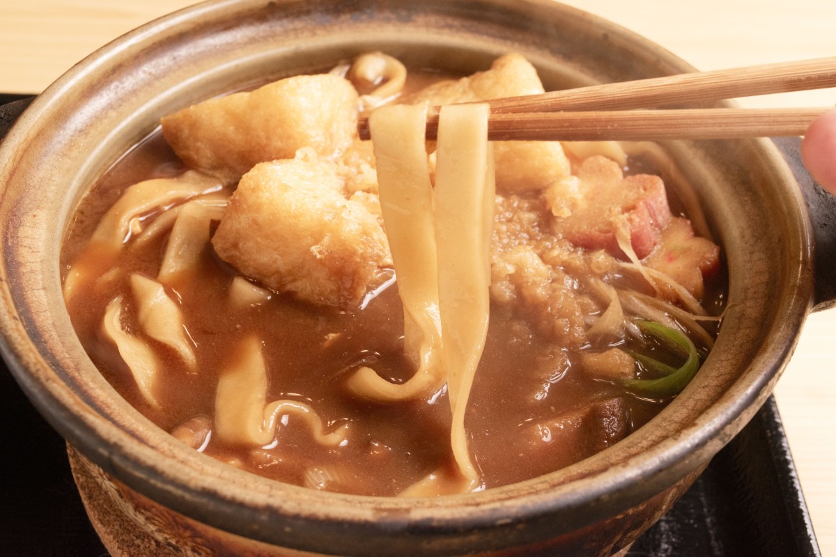 みそ煮込みの麺もまるできしめんのような平打ち。ただし、煮込み用独特の塩を使わずに打つ麺で、きしめんとは別物。1300円