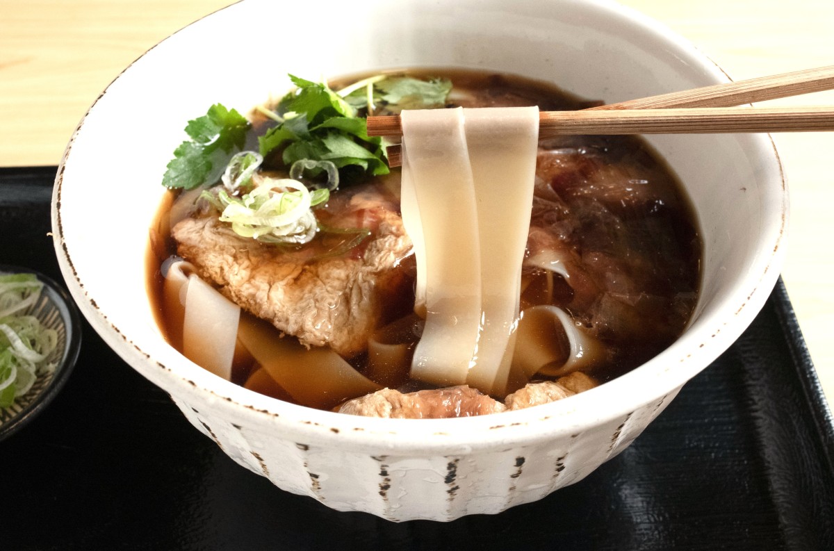 きしめんはご覧の通り向こうが透けて見えるほど極薄。温かいかけ、冷たいころ、ともに850円
