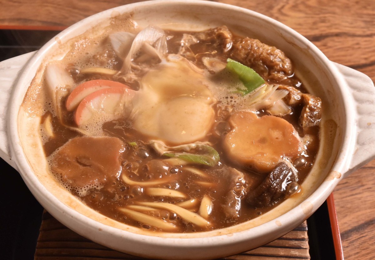 味噌煮込みうどんの麺も同じ製麺機で切るのでかなり細め。塩抜き麺のため、煮込んでもきしめんほど膨らまないのでより細さが際立つ。このご時世にありがたい780円のお手頃価格