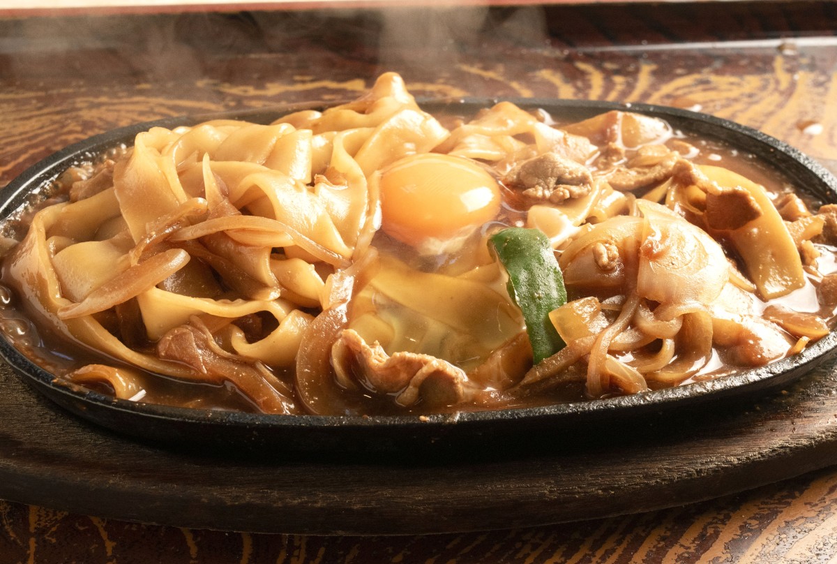 アツアツ鉄板から立ち上る湯気と味噌の香ばしさが食欲をそそる焼き太みそきしめん950円