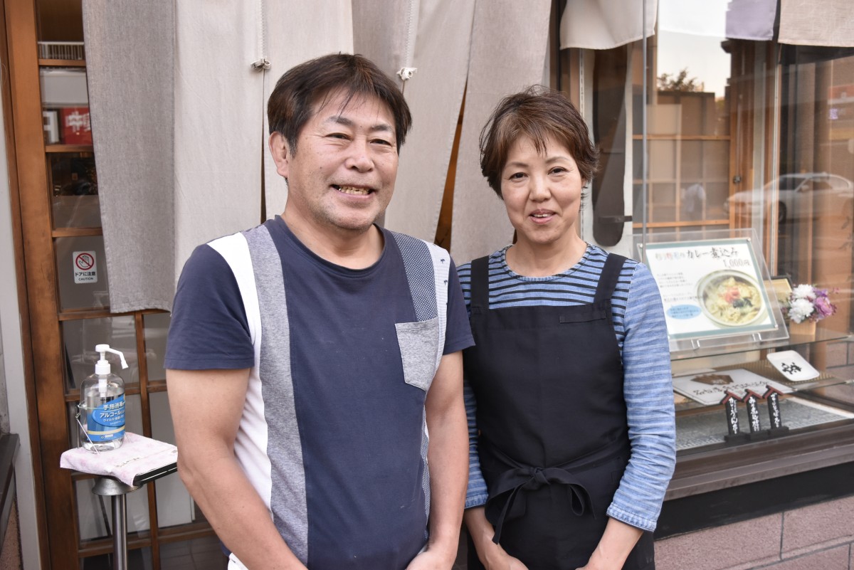 店主の菰田好典さんは1966年生まれ。祖父と父もうどん屋を営んでいたが、30才で自身の店を構えて独立した。隣は妻の順子さん