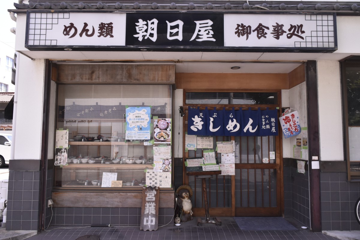 昭和の香りぷんぷんの店構え。名古屋駅から徒歩圏内ながら周囲には下町情緒が残る